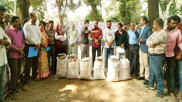 রাণীশংকৈলে কৃষকদের মাঝে বিনামূল্যে কৃষি প্রণোদনা বিতরণ কার্যক্রমের উদ্বোধন