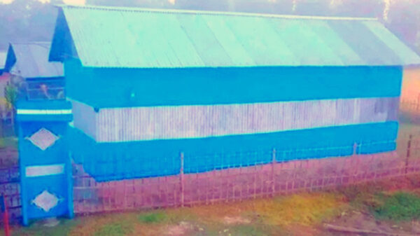 নীলফামারীর ডোমারে নীল সাদায় আর্জেন্টিনার পতাকা বেষ্টিত বাড়ি