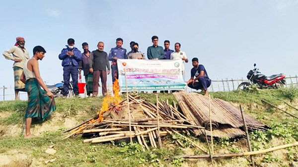 অবৈধভাবে মাছ শিকারিদের বিরুদ্ধে অভিযান