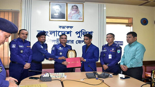 মৌলভীবাজার পুলিশ মেধাবৃত্তি পেল ৪ শিক্ষার্থী
