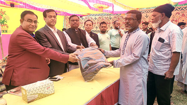 বাঞ্ছারামপুরে দুঃস্থ ও অসহায়দের মাঝে শীত বস্ত্র বিতরণ