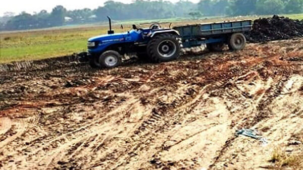 বাদাঘাটে ফসলি জমির মাটি কেটে সাবাড় দেখার যেন কেউ নেই!