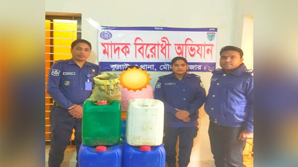 ১ কেজি গাঁজা, দেশীয় মদসহ কারবারি আটক