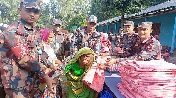 ফুলবাড়ীতে শীতবস্ত্র, বিনামুল্যে চিকিৎসা সেবা ও ঔষধ বিতরণ করলো ১৫ বিজিবি