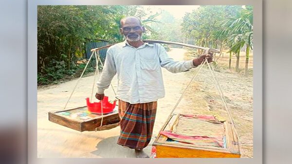 ফেরিওয়ালা আব্দুল খালেকের কপালে জোটেনি বয়স্ক ভাতা