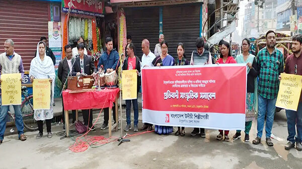 ঠাকুরগাঁওয়ে প্রতিমা ভাঙচুরে ঘটনায় উদীচী'র প্রতিবাদী সাংস্কৃতিক সমাবেশ