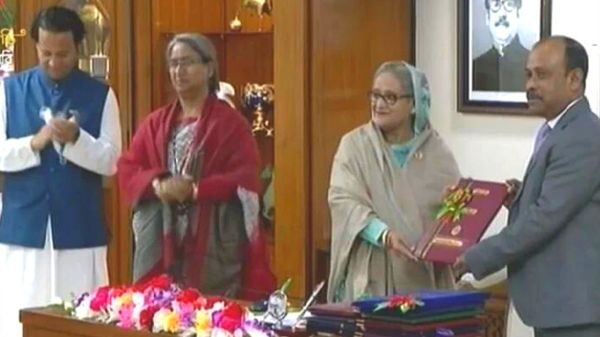 এইচএসসির ফল প্রধানমন্ত্রীর কাছে হস্তান্তর করা হয়েছে